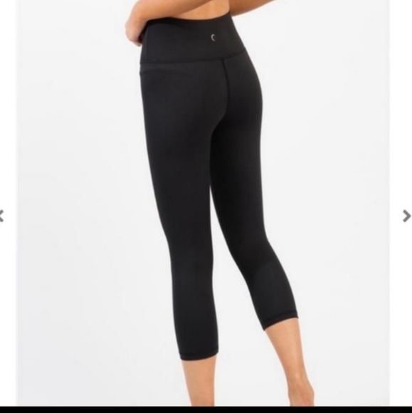 ZYIA Pants - ZYIA Athletic Black High Waist Capri Workout Running Yoga Leggings